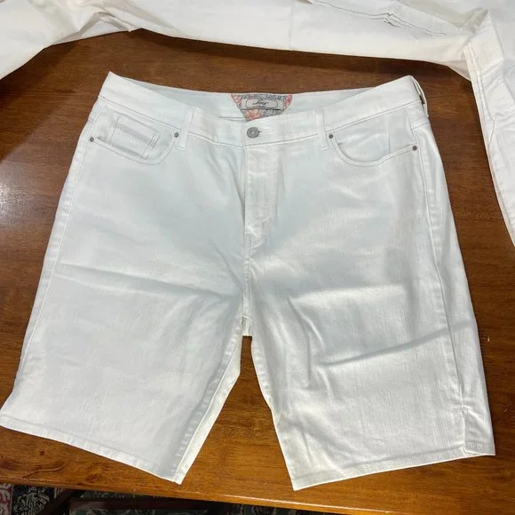 Ladies White Levi's Bermuda shorts Size 16 - Picture 1 of 6